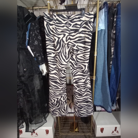 Pants. H&M DIVIDED. Size Large. Animal Print. Boot Cut Flare Leg - Picture 14 of 16